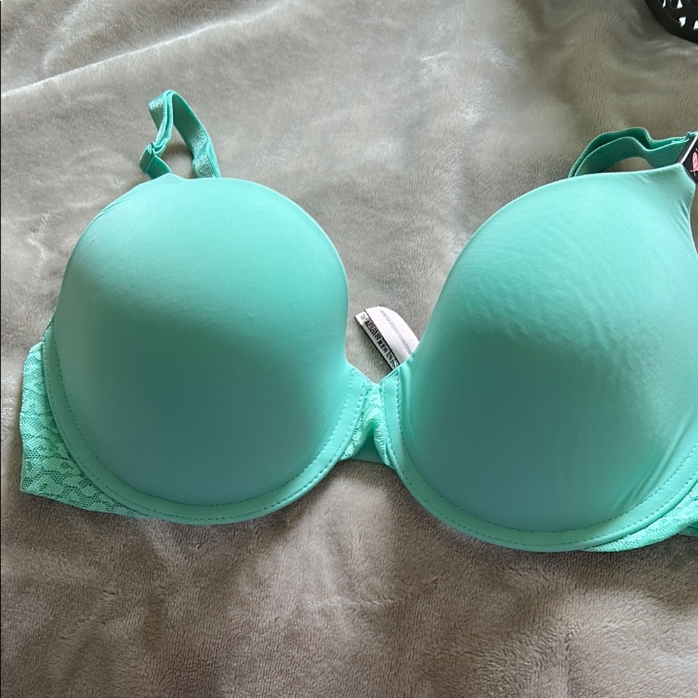 NWT. Victoria's Secret Green Bra with Molded Cups and Adjustable Straps